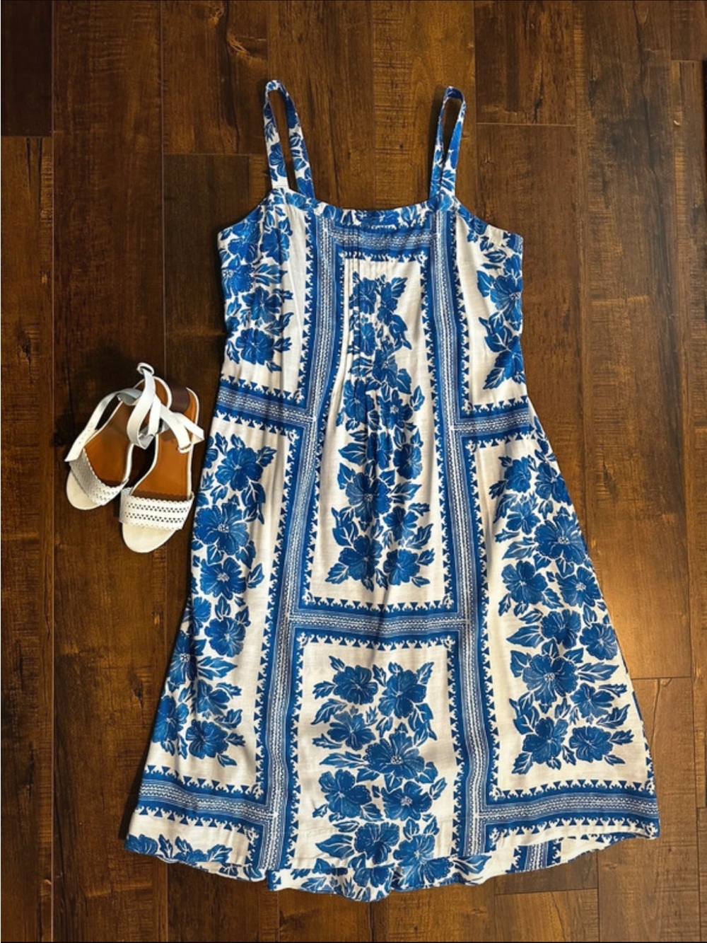EUC Woman’s Sonoma Goods For Life Blue Floral Pintuck Maxi Dress
